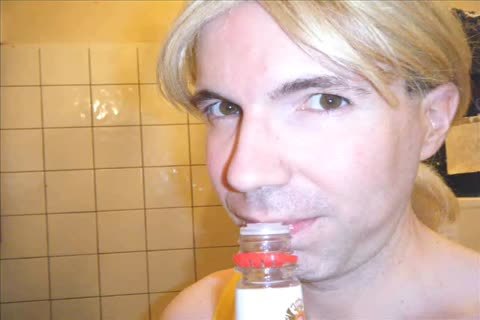 Sthis manmale dressED IN YELLOW