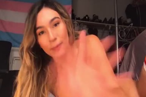 A tasty tranny FISTING HER booty