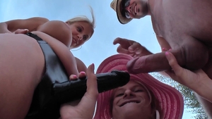 Conheci Duas Mulheres Casadas Na Praia E Levei Para Casa E Fodi Na Piscina clips Amador