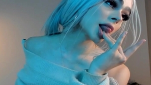 Seductive Ts Showing That juicy booty And Feet